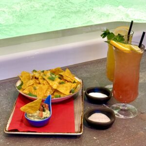 Happy Special mit Nachos, Cocktails und Peelings